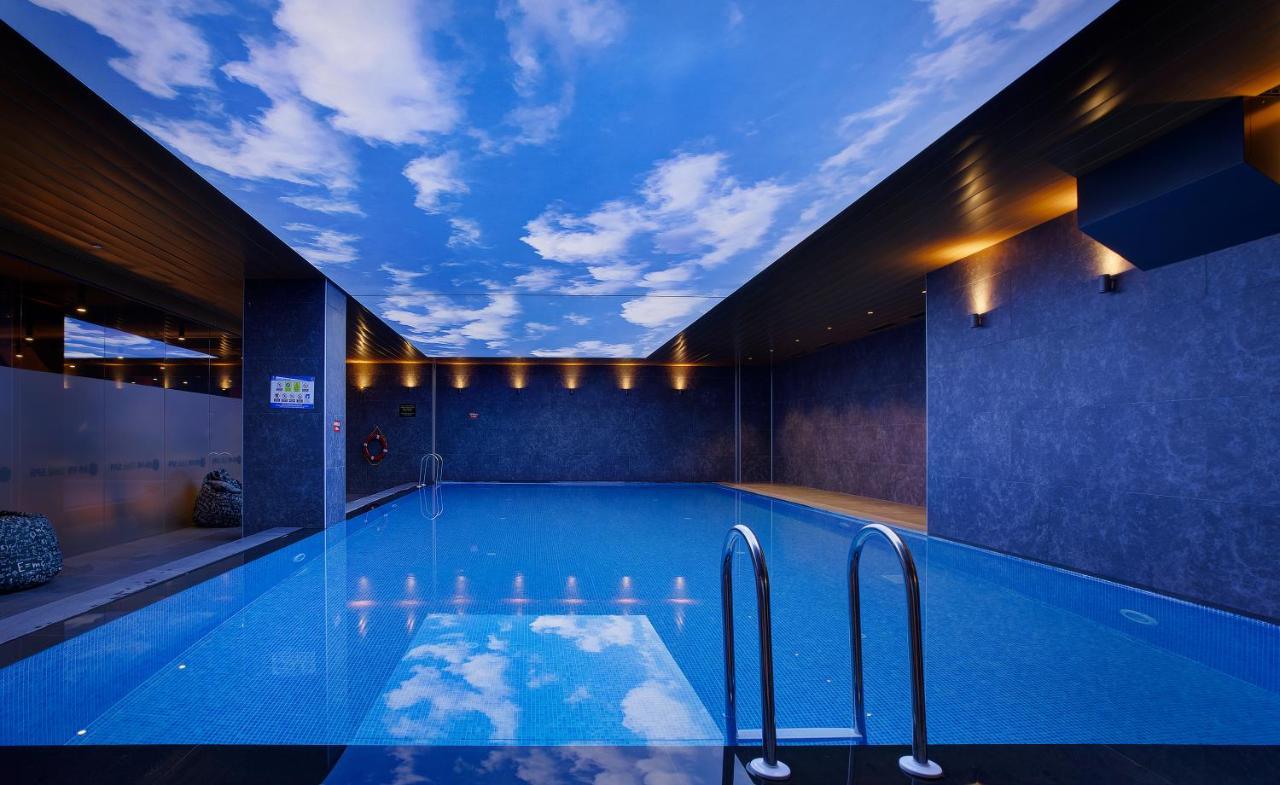Ibis Styles Istanbul Merter Exteriér fotografie The swimming pool at the hotel