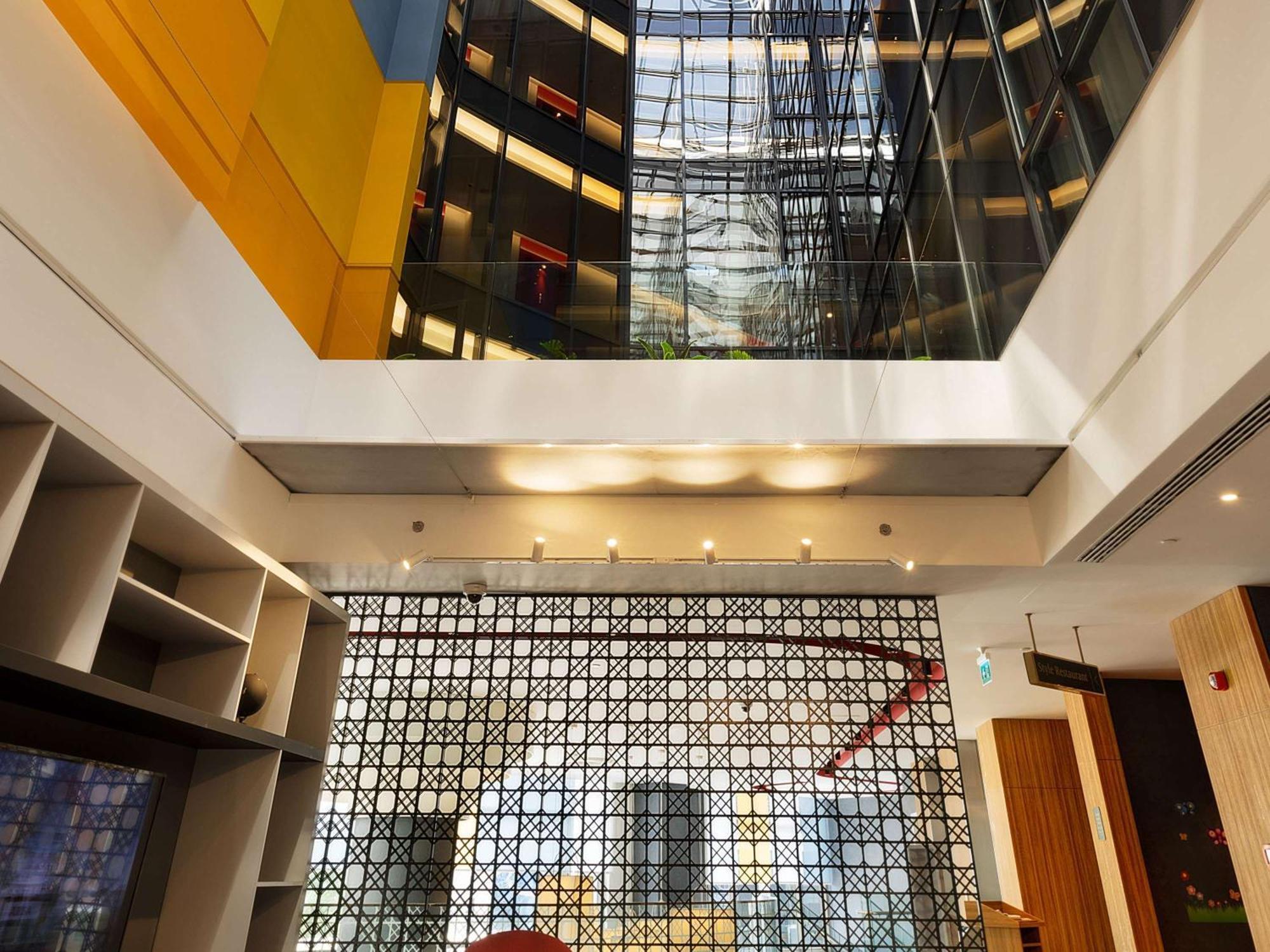 Ibis Styles Istanbul Merter Exteriér fotografie Interior of the library